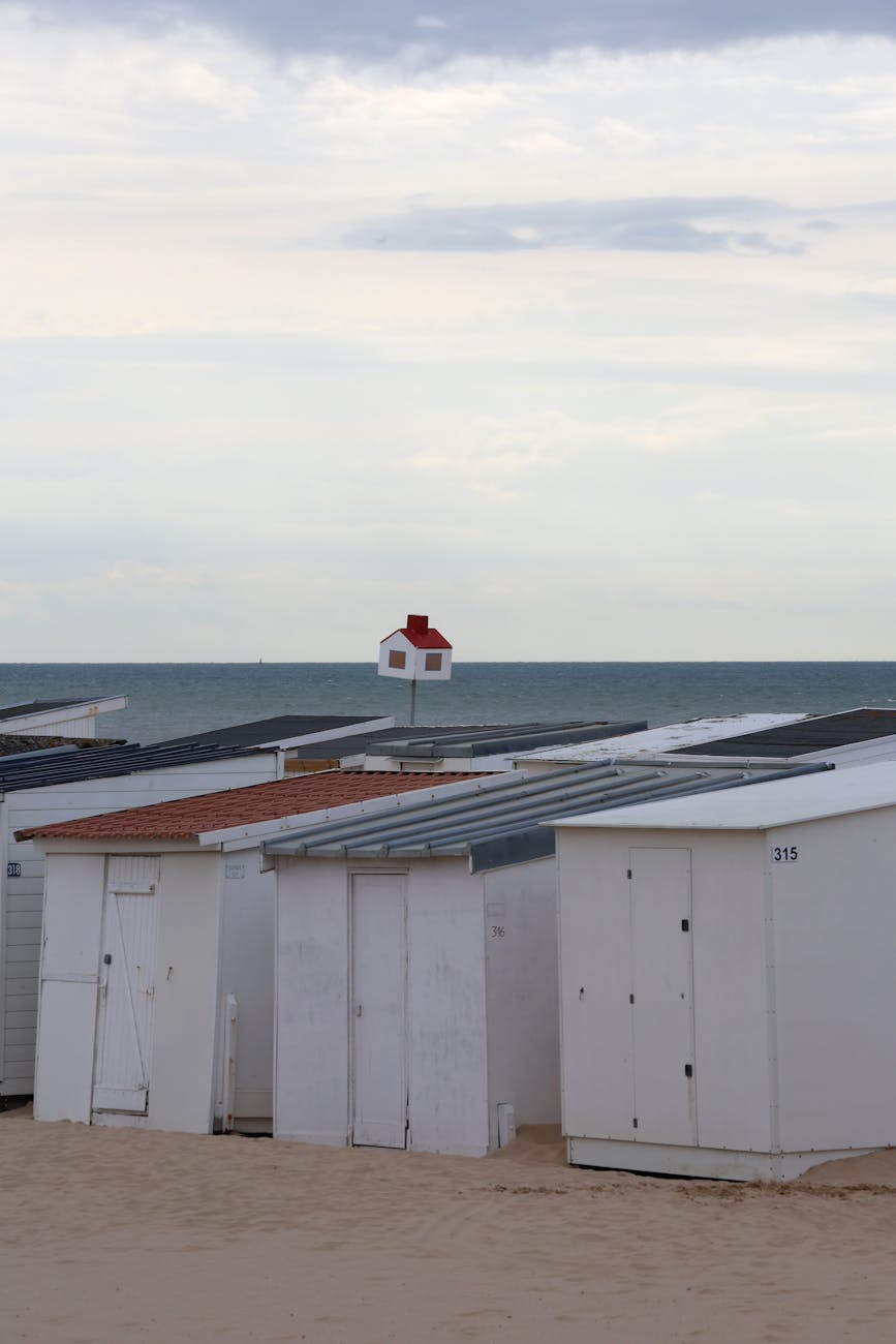 Phare de Calais et plage avec cabines blanches