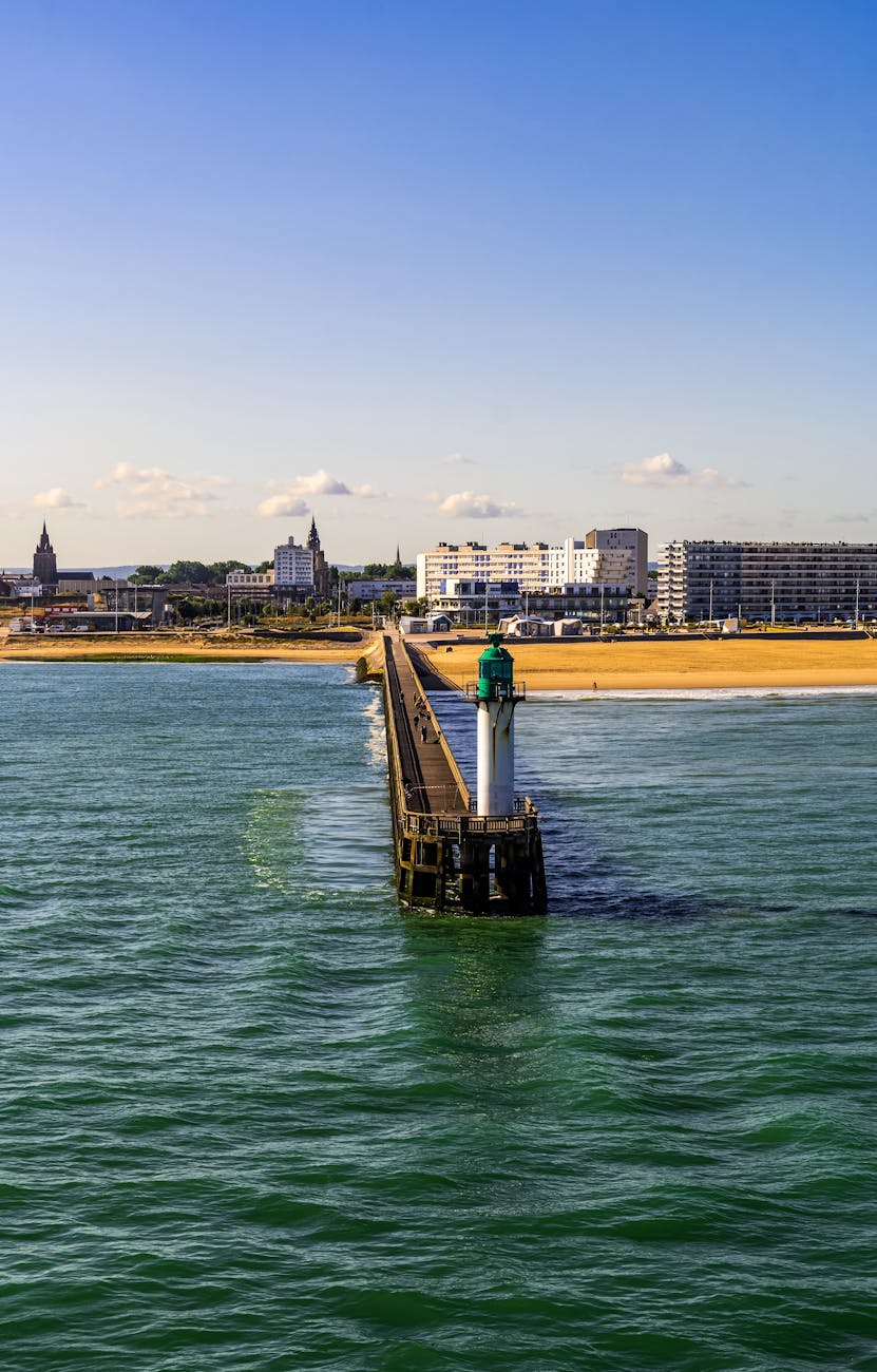 Plage et phare emblématique de Calais