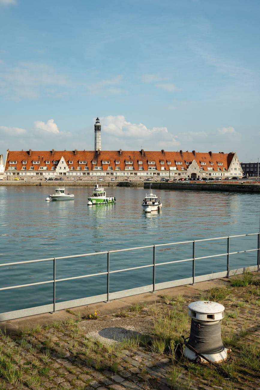 Port de Calais avec bateaux et bâtiments aux toits rouges