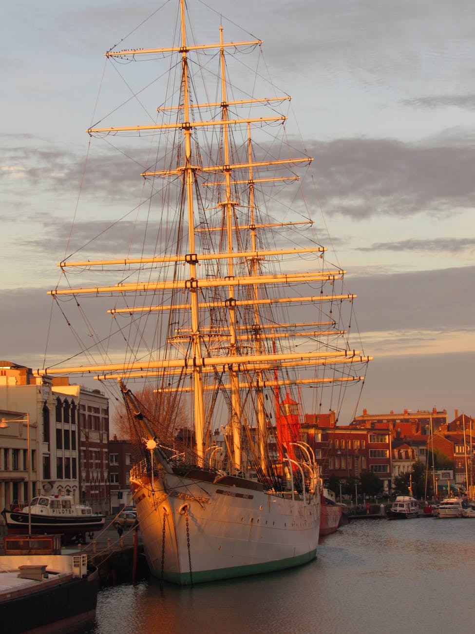 Grand voilier amarré au port de Calais au coucher du soleil