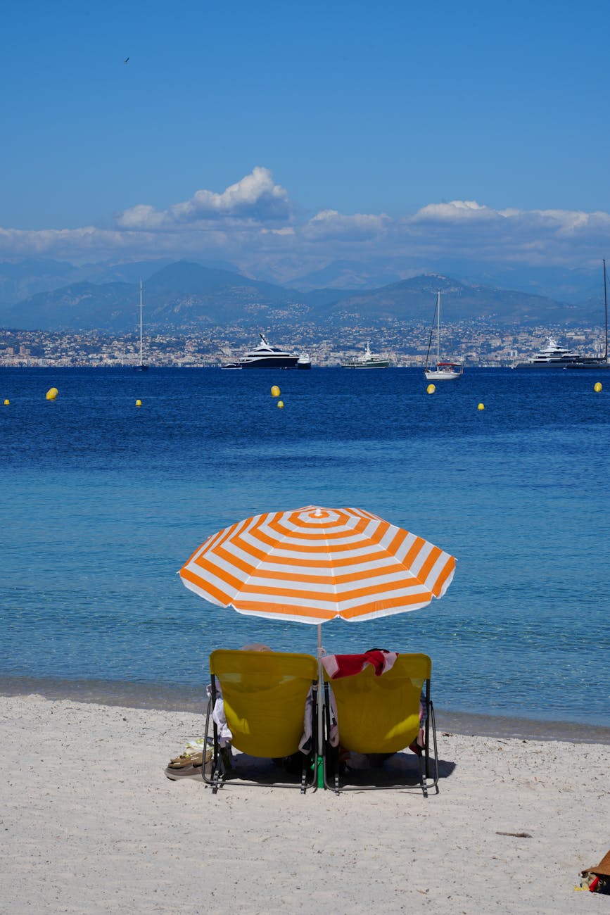 Parasol rayé sur une plage méditerranéenne