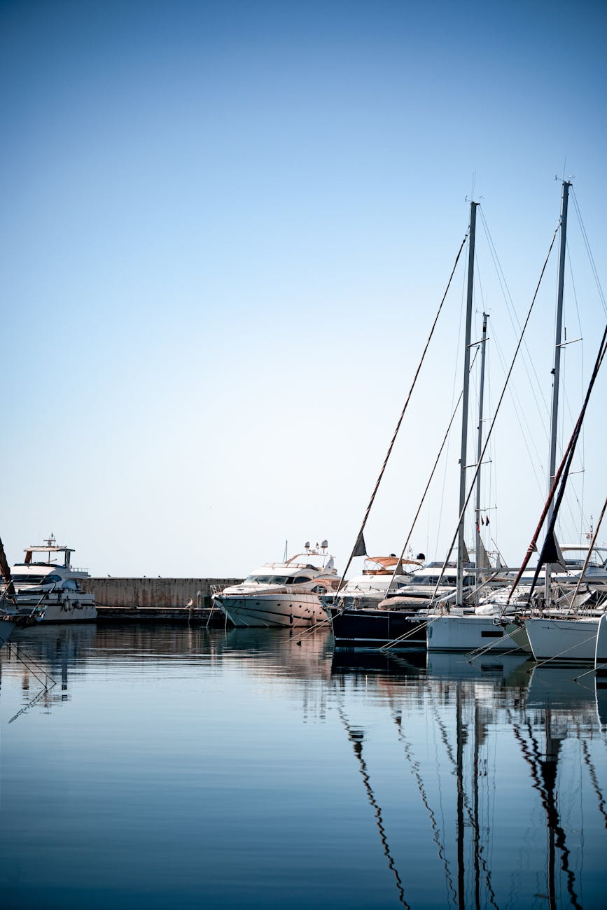Voiliers amarrés dans un port de plaisance méditerranéen