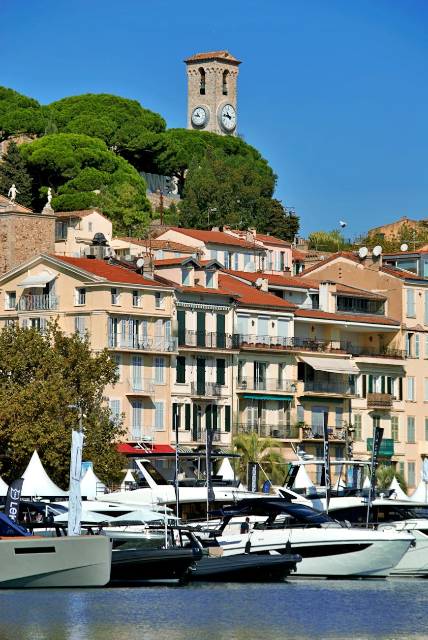 Yachts de luxe amarrés au port de Cannes avec tour de l'horloge en arrière-plan