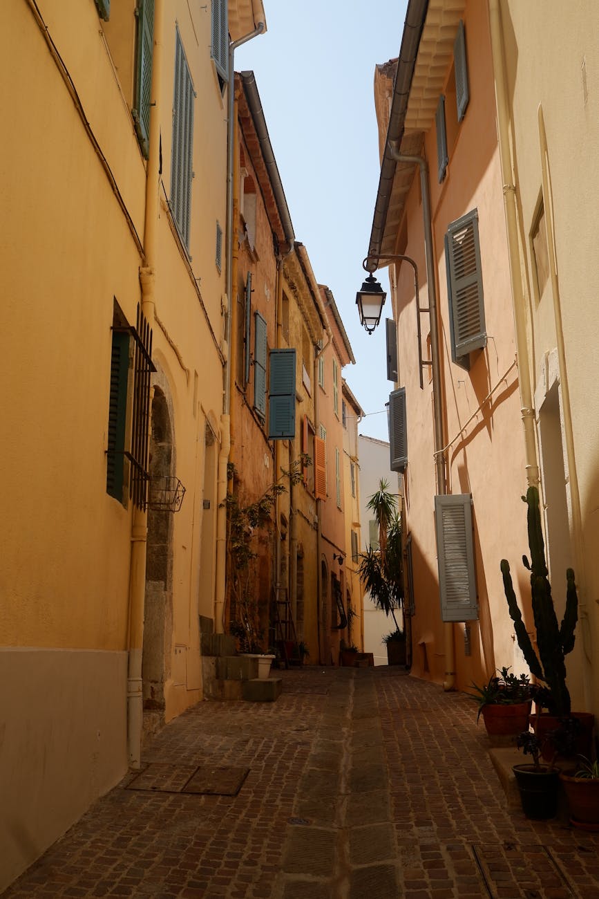 Ruelle pavée colorée du vieux Cannes avec façades méditerranéennes