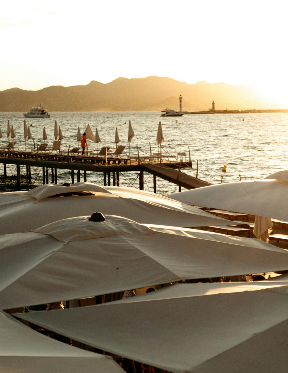 Marina de Cannes au coucher du soleil avec parasols
