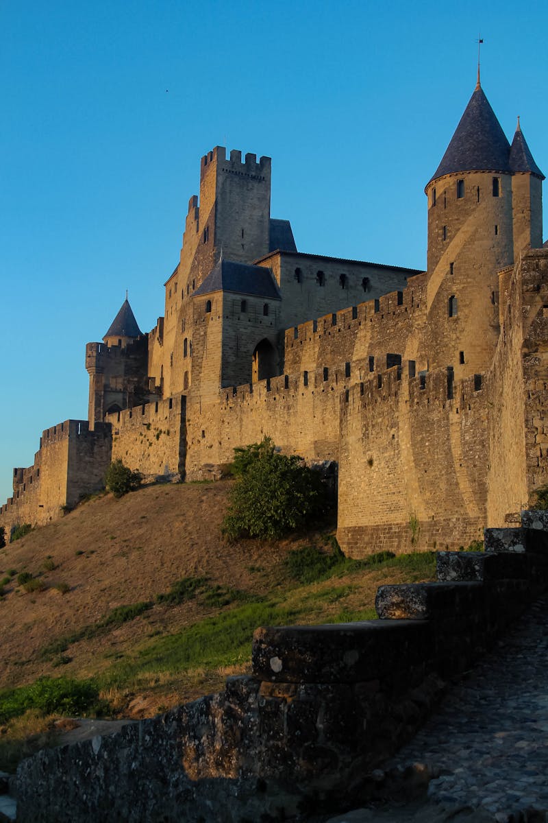Cité médiévale de Carcassonne au crépuscule sous une lumière dorée