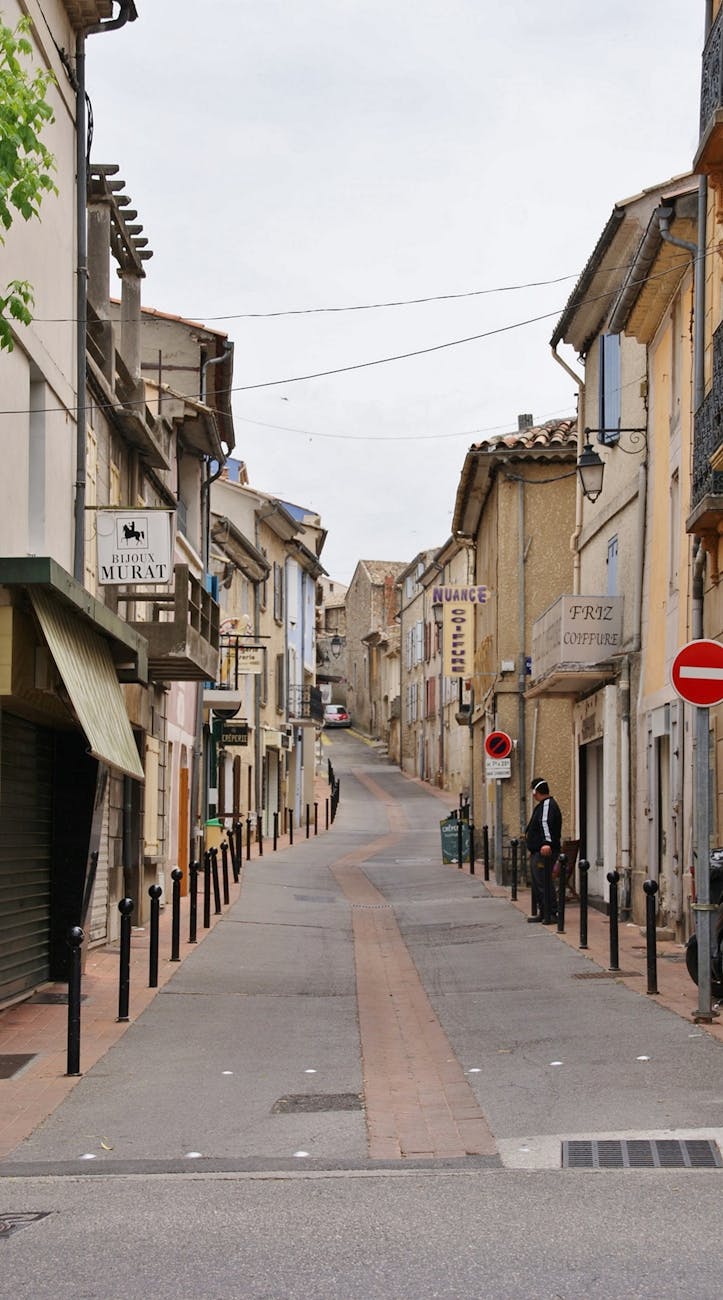 Ruelle provençale en pierres avec maisons traditionnelles