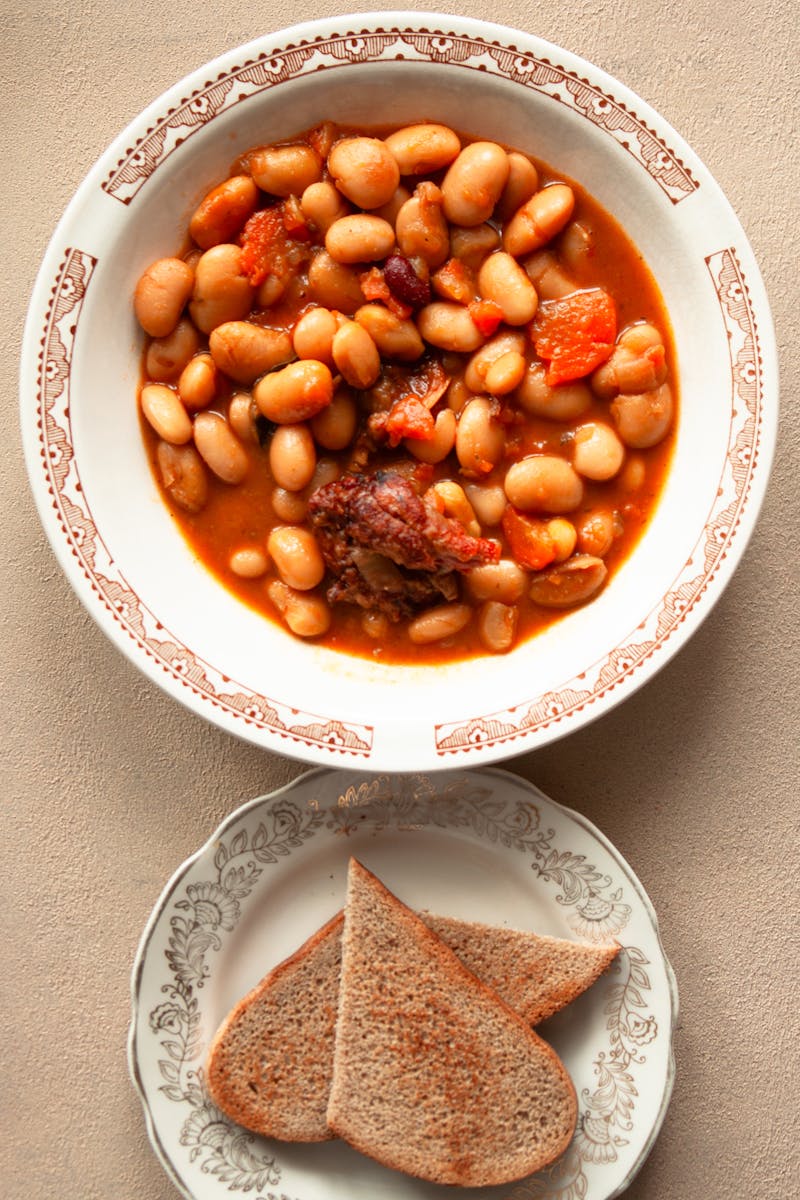 Plat de haricots blancs en sauce avec tranches de pain rustique