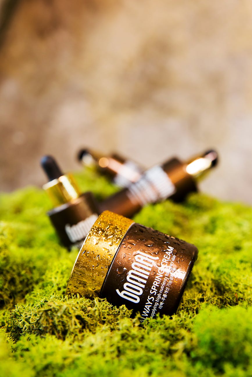 Flacons cosmétiques sur mousse végétale