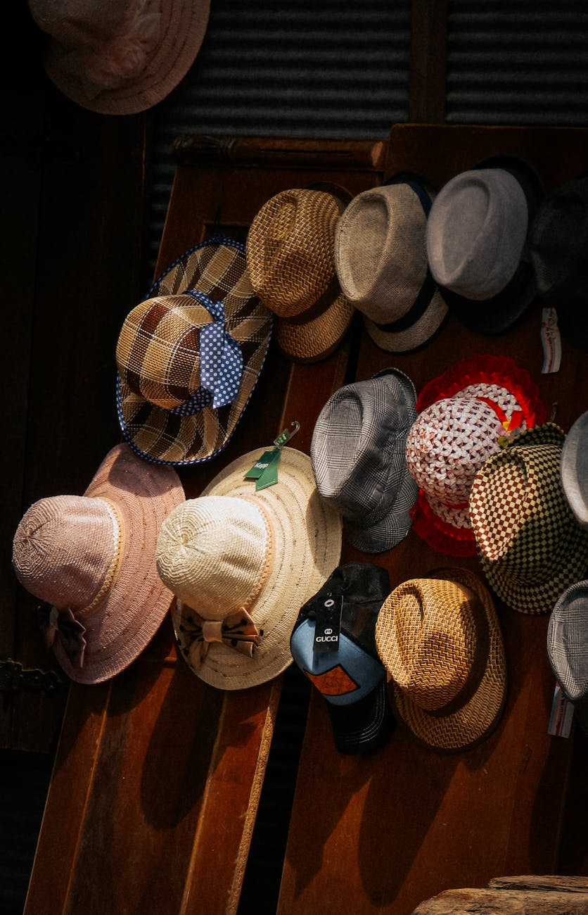 Chapeaux en paille et feutre exposés en marché