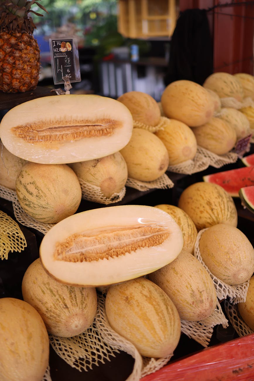 Étal de melons frais au marché