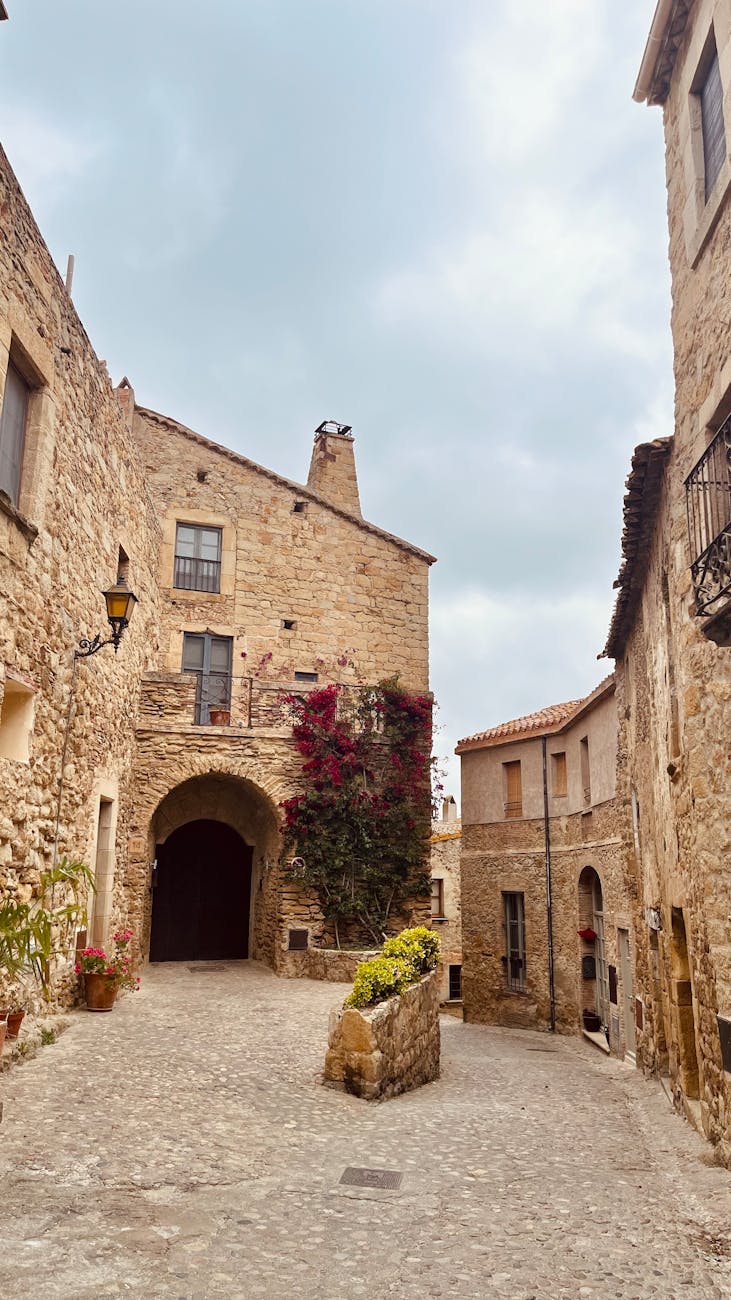 Ruelle pavée d'un village catalan médiéval