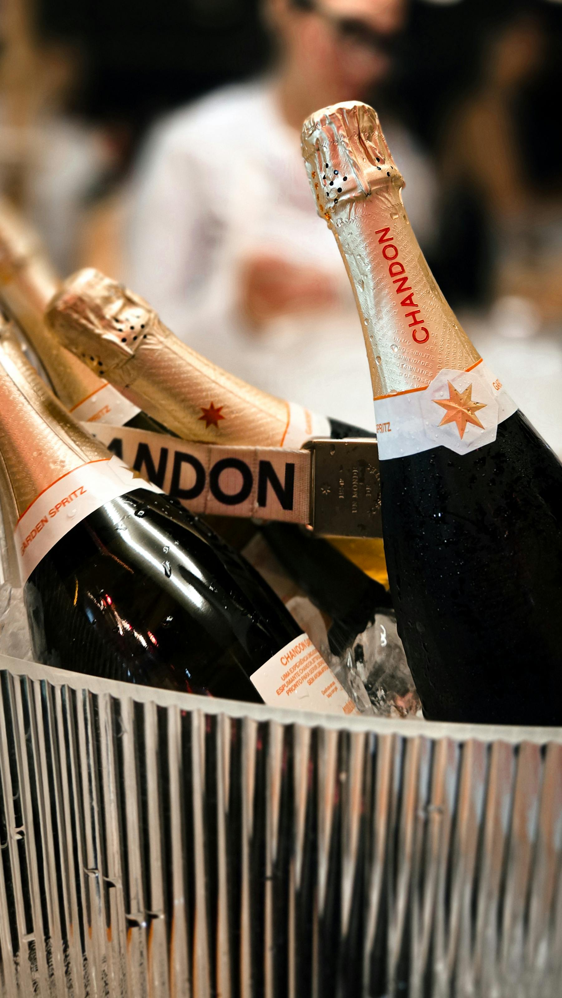 Bouteilles de Chandon dans un seau à glace