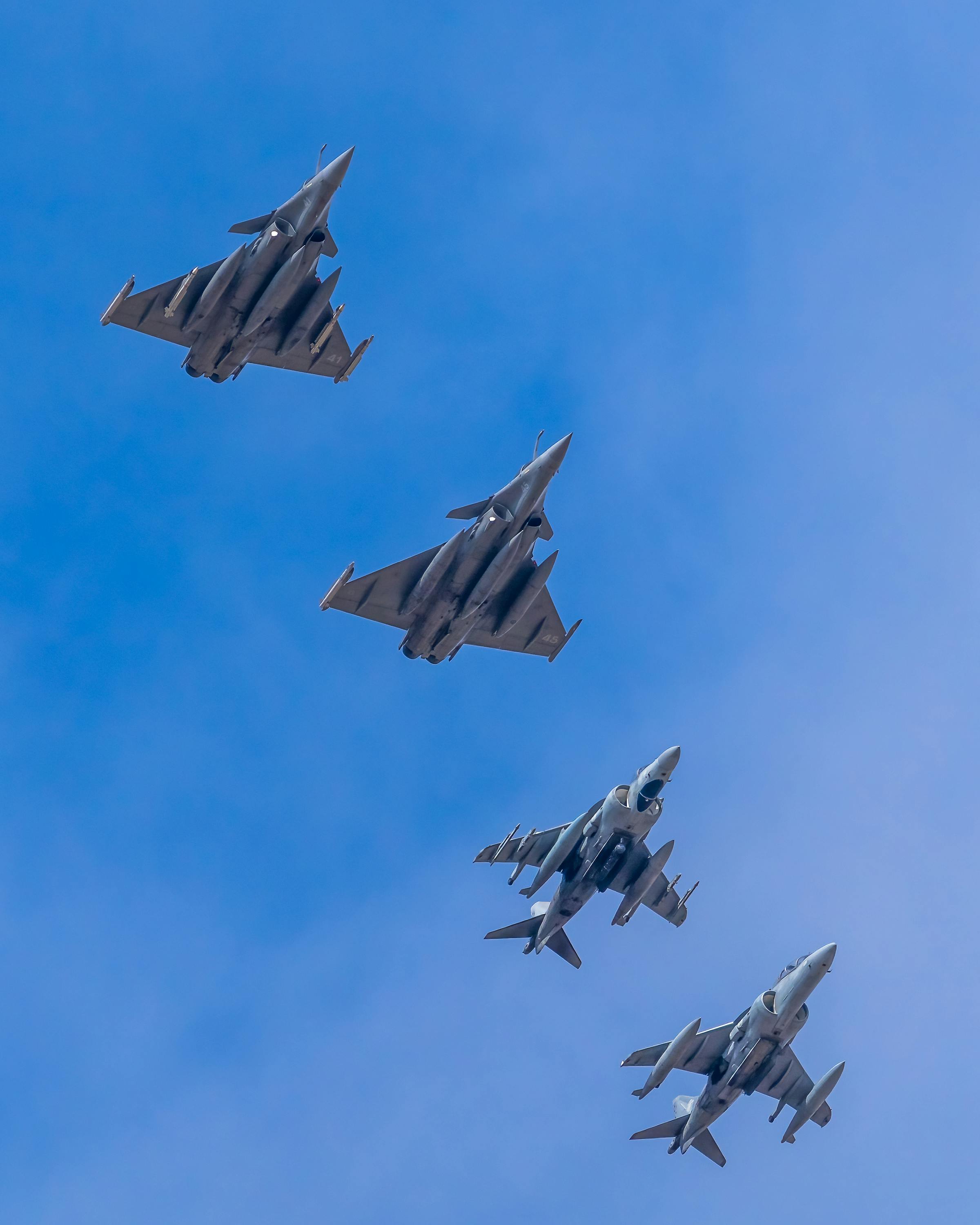 Avions de chasse Rafale en formation