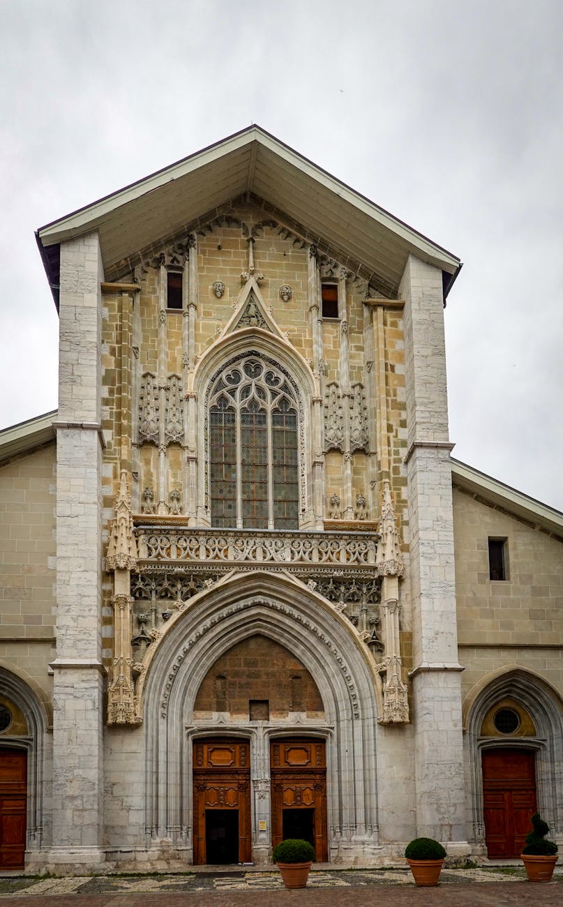 Façade de la cathédrale Saint-François-de-Sales à Chambéry