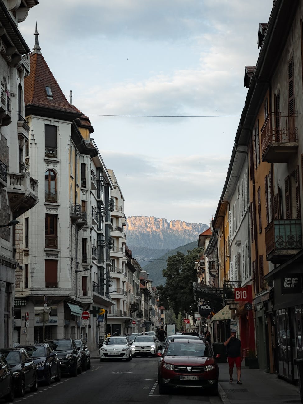Rue urbaine avec montagnes en arrière-plan au crépuscule