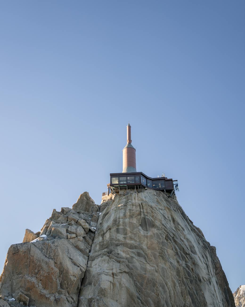 Aiguille du Midi en gros plan sous un ciel bleu