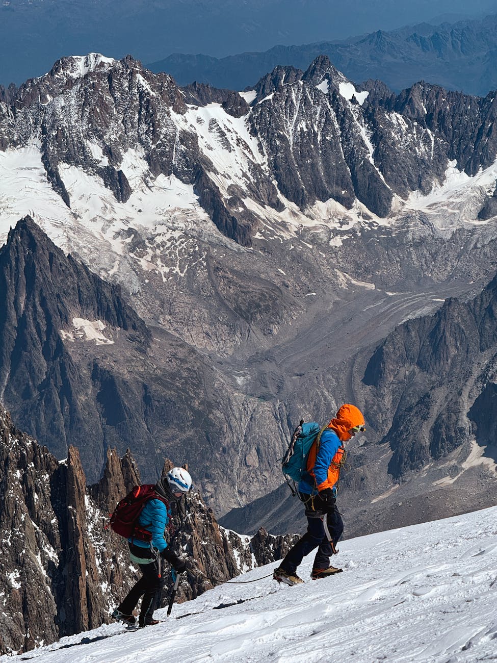 Cordée de deux alpinistes sur un sommet enneigé à Chamonix