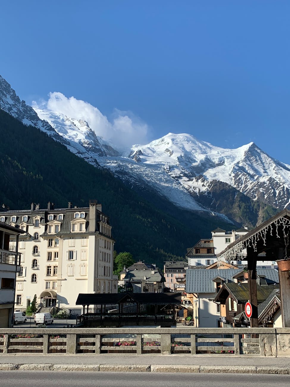 Vue de Chamonix avec ses bâtiments traditionnels et les sommets enneigés