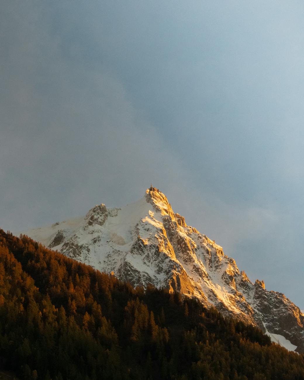 Sommet alpin éclairé à l'heure dorée à Chamonix-Mont-Blanc