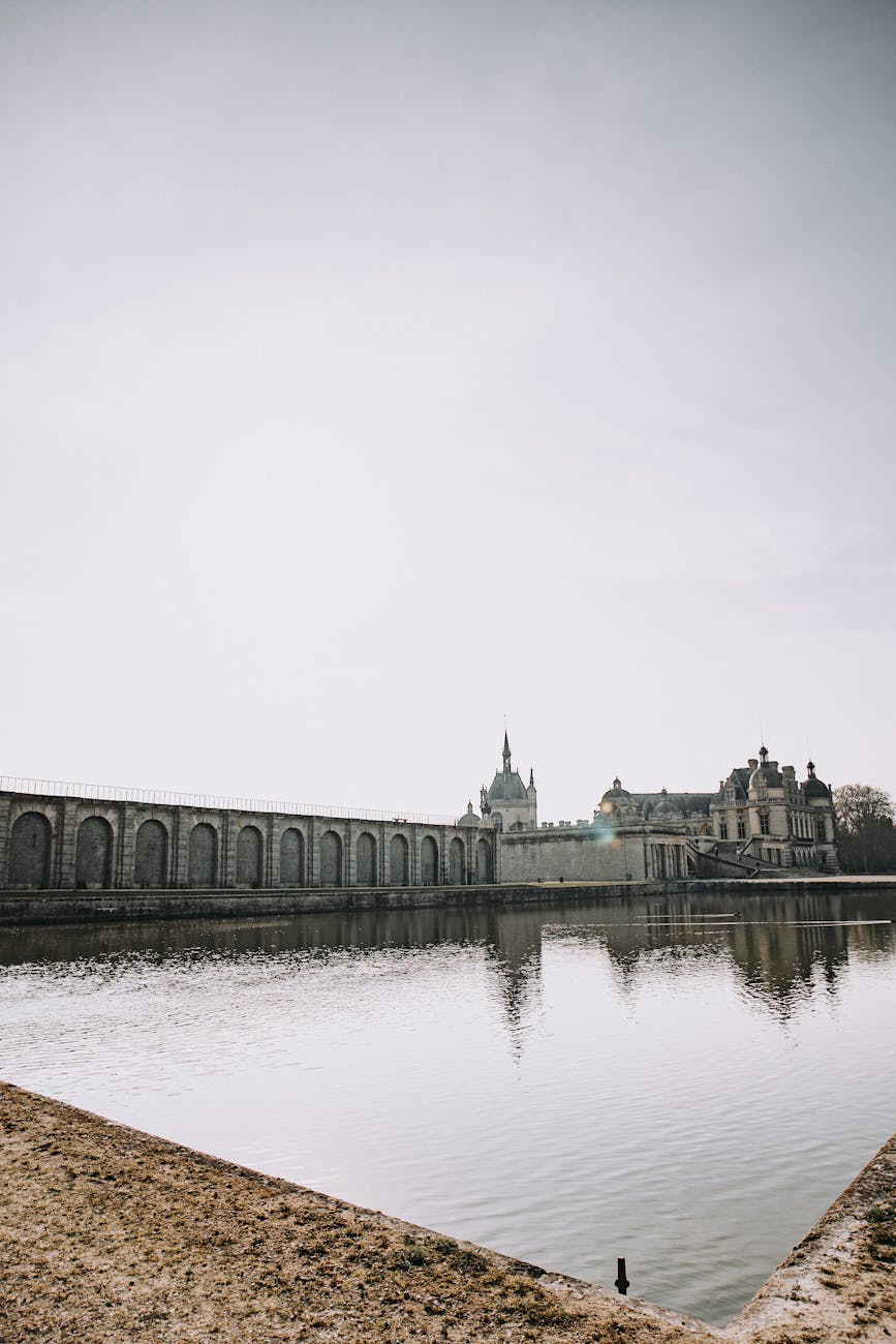 Château de Chantilly reflété dans son bassin