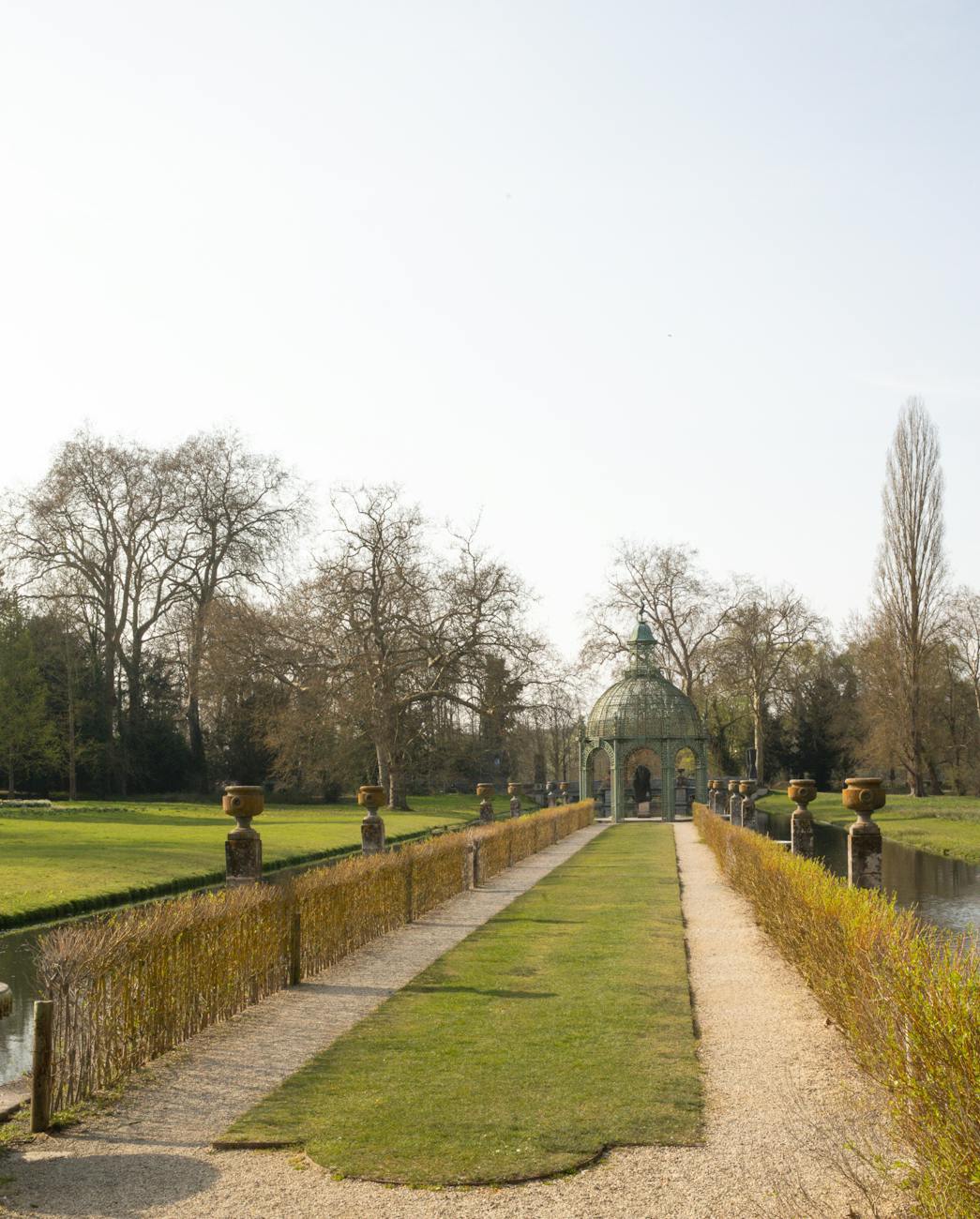 Allée des jardins du château de Chantilly