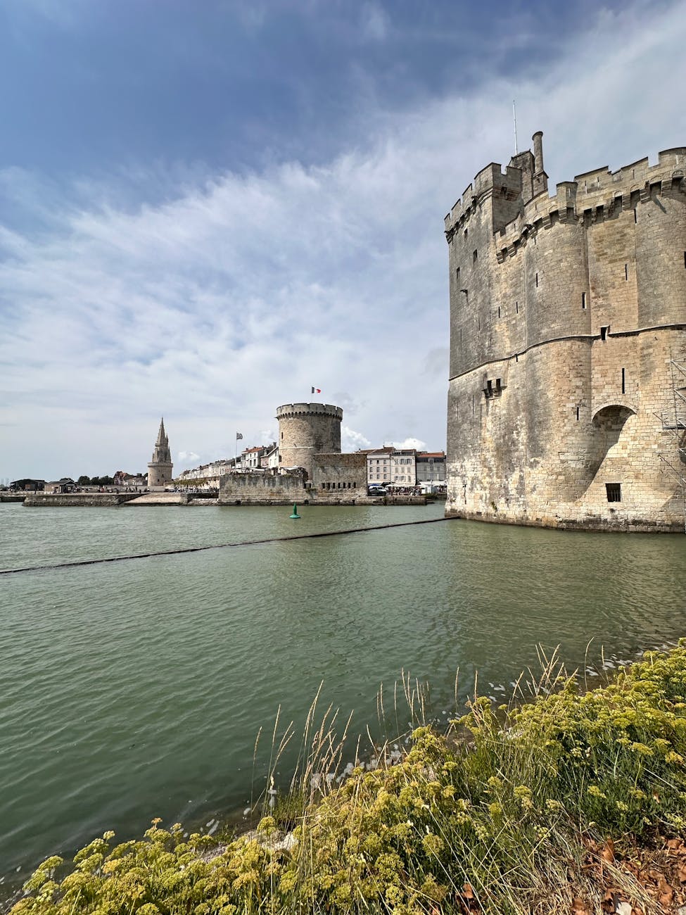 Vue dramatique sur les tours historiques du port de La Rochelle sous un ciel nuageux