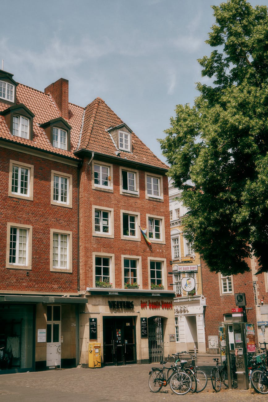 Bâtiment en briques rouges avec architecture européenne traditionnelle sur une place animée