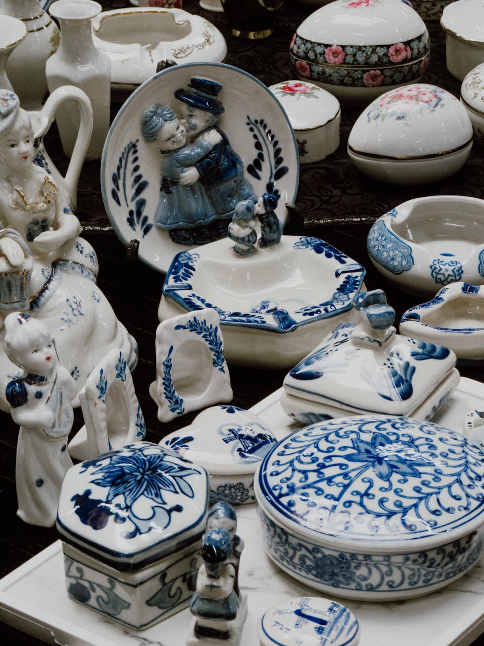 Poteries en faïence bleu et blanc avec motifs