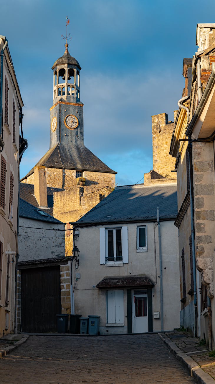 Tour de l'horloge dans une ville française