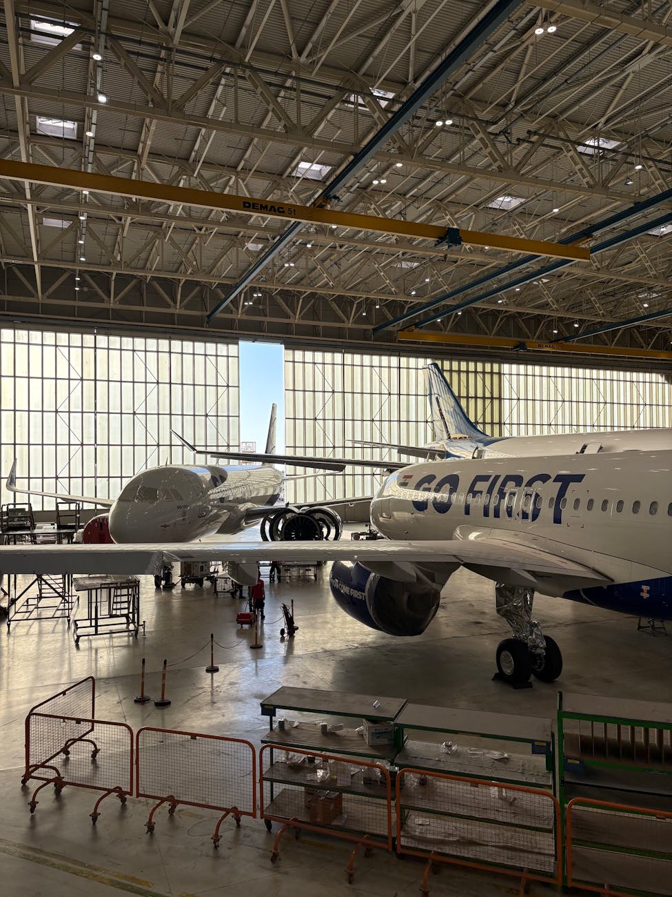 Avion dans un hangar industriel avec lumière naturelle