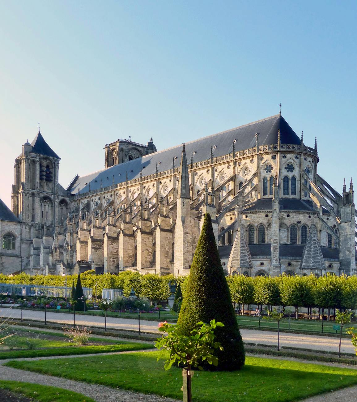 Architecture gothique de la cathédrale de Bourges entourée de jardins