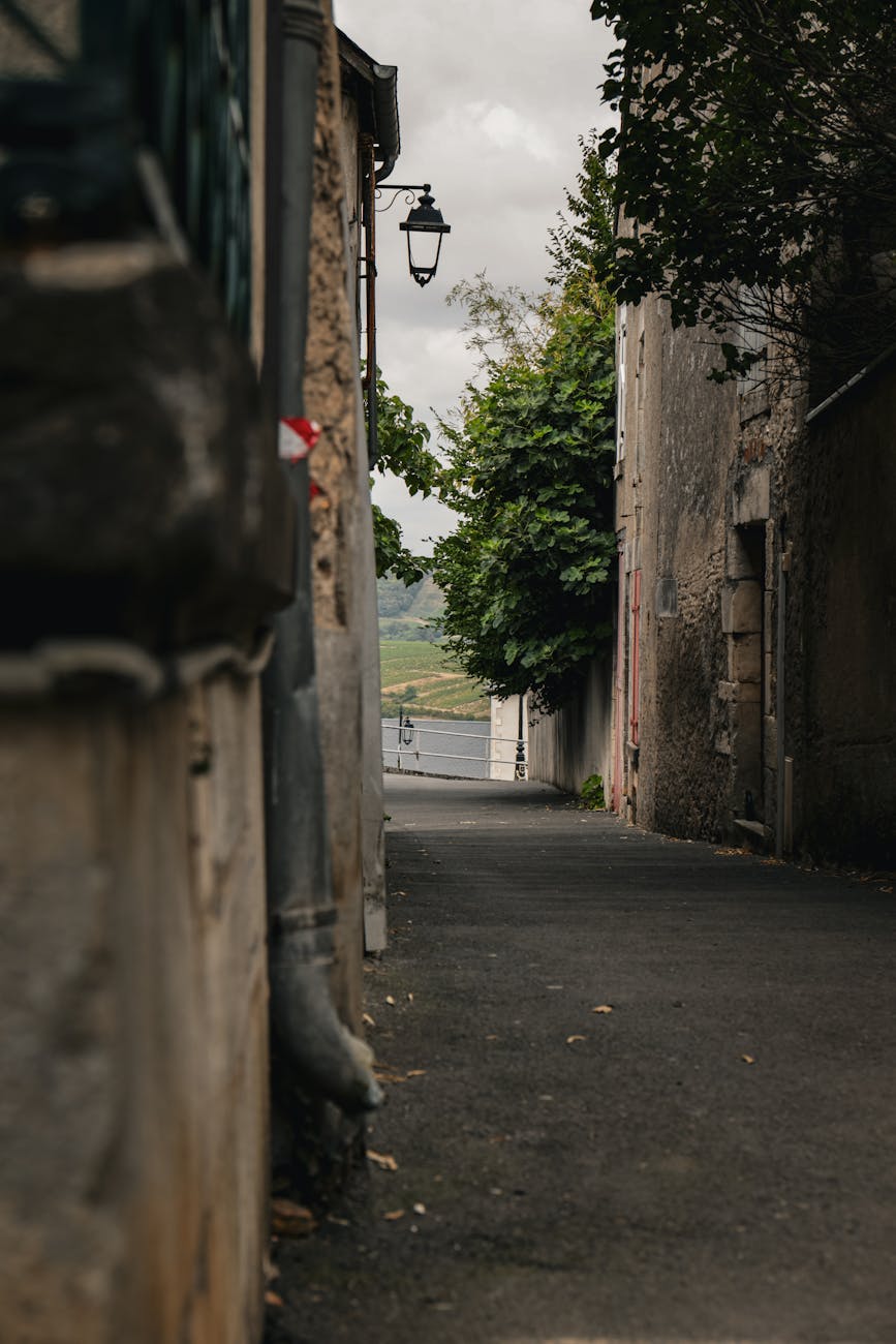Charmante ruelle de Sancerre avec murs en pierre et chemin tranquille