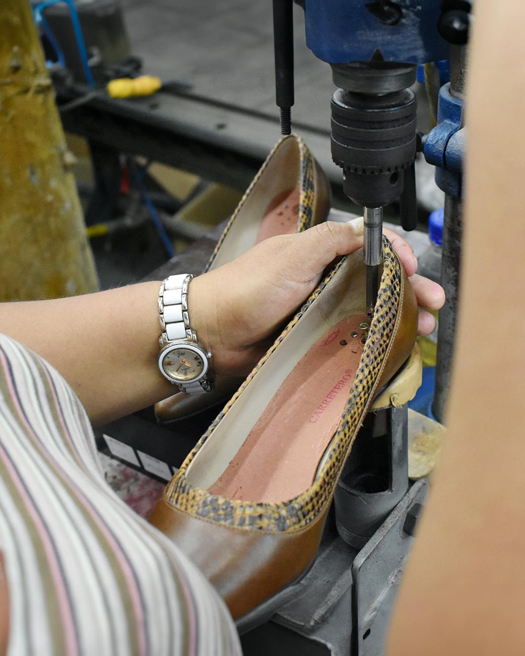 Artisan travaillant sur une chaussure en cuir avec précision