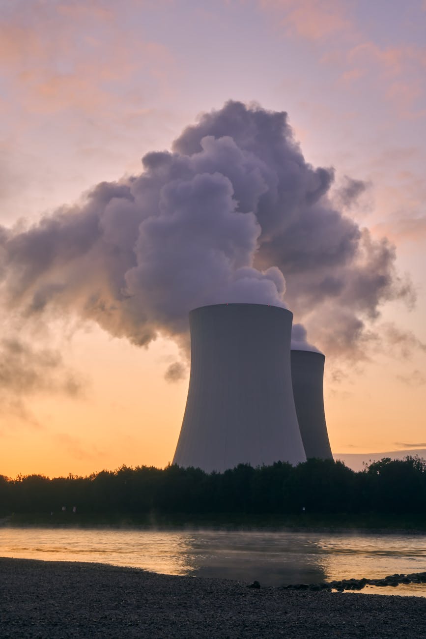 Silhouette d'une centrale nucléaire au coucher de soleil