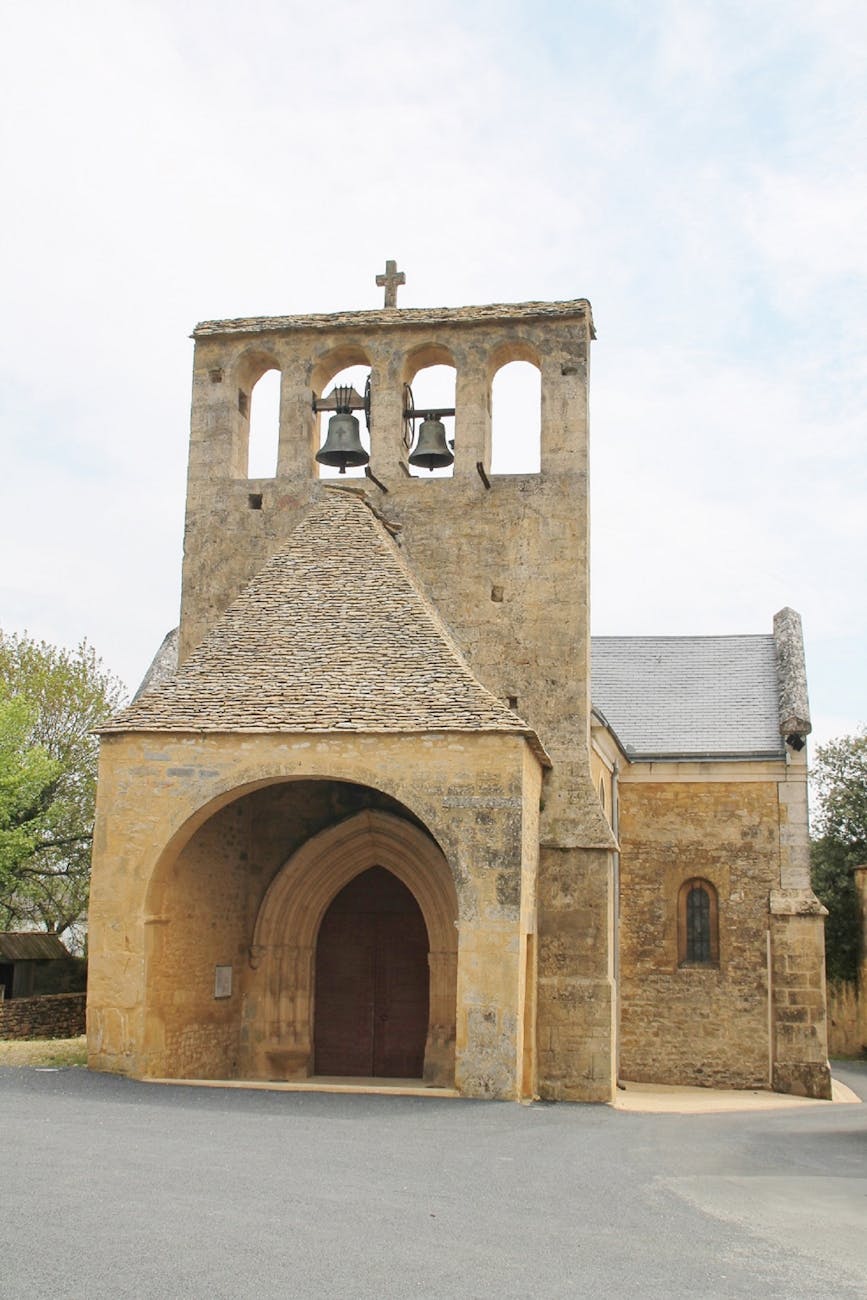 Église médiévale française en pierre avec clocher