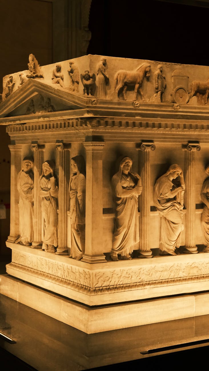 Sarcophage en pierre sculpté exposé dans un musée