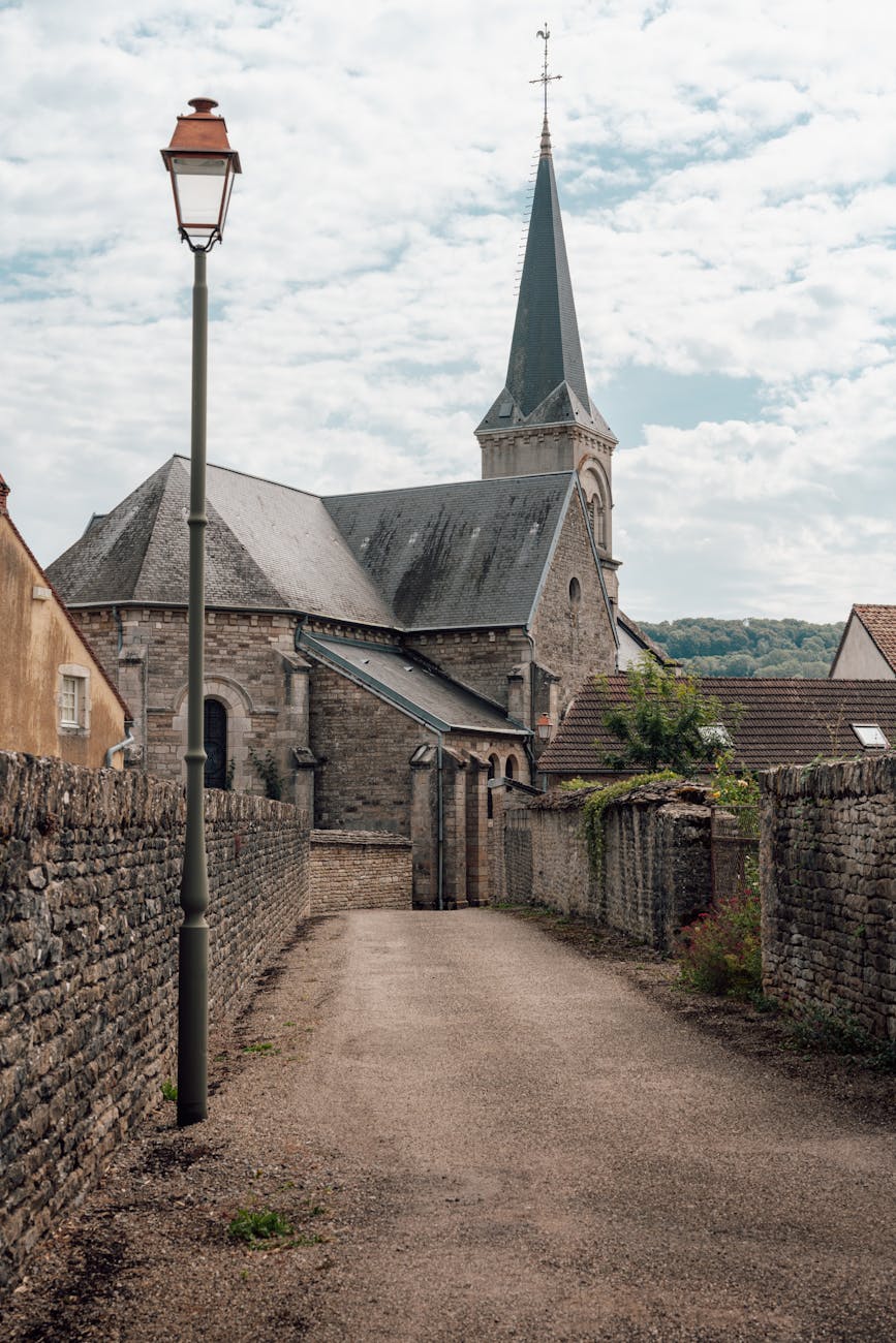 Église en pierre dans un village bourguignon