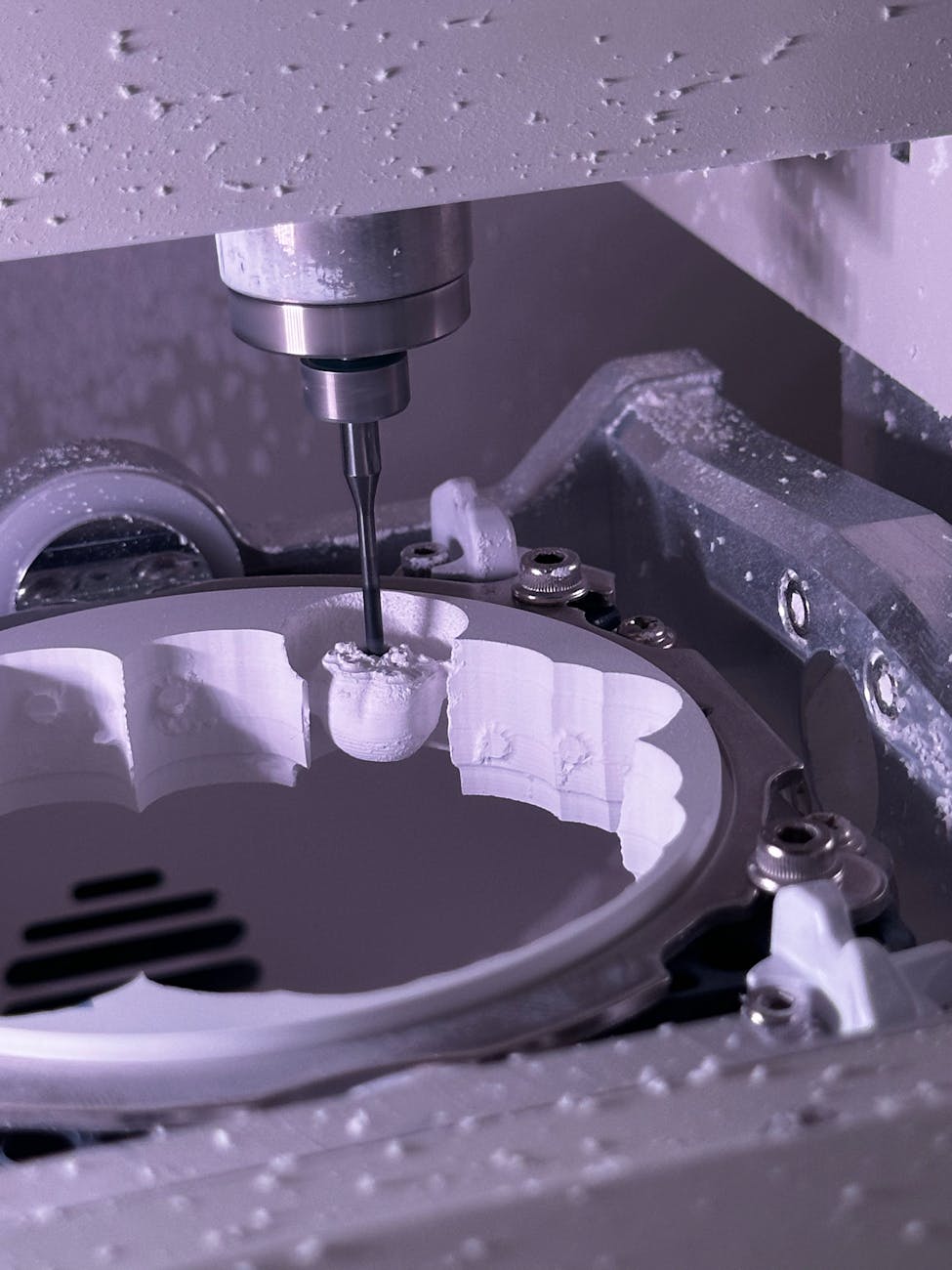 Machine de fraisage CNC en train d'usiner une pièce de précision