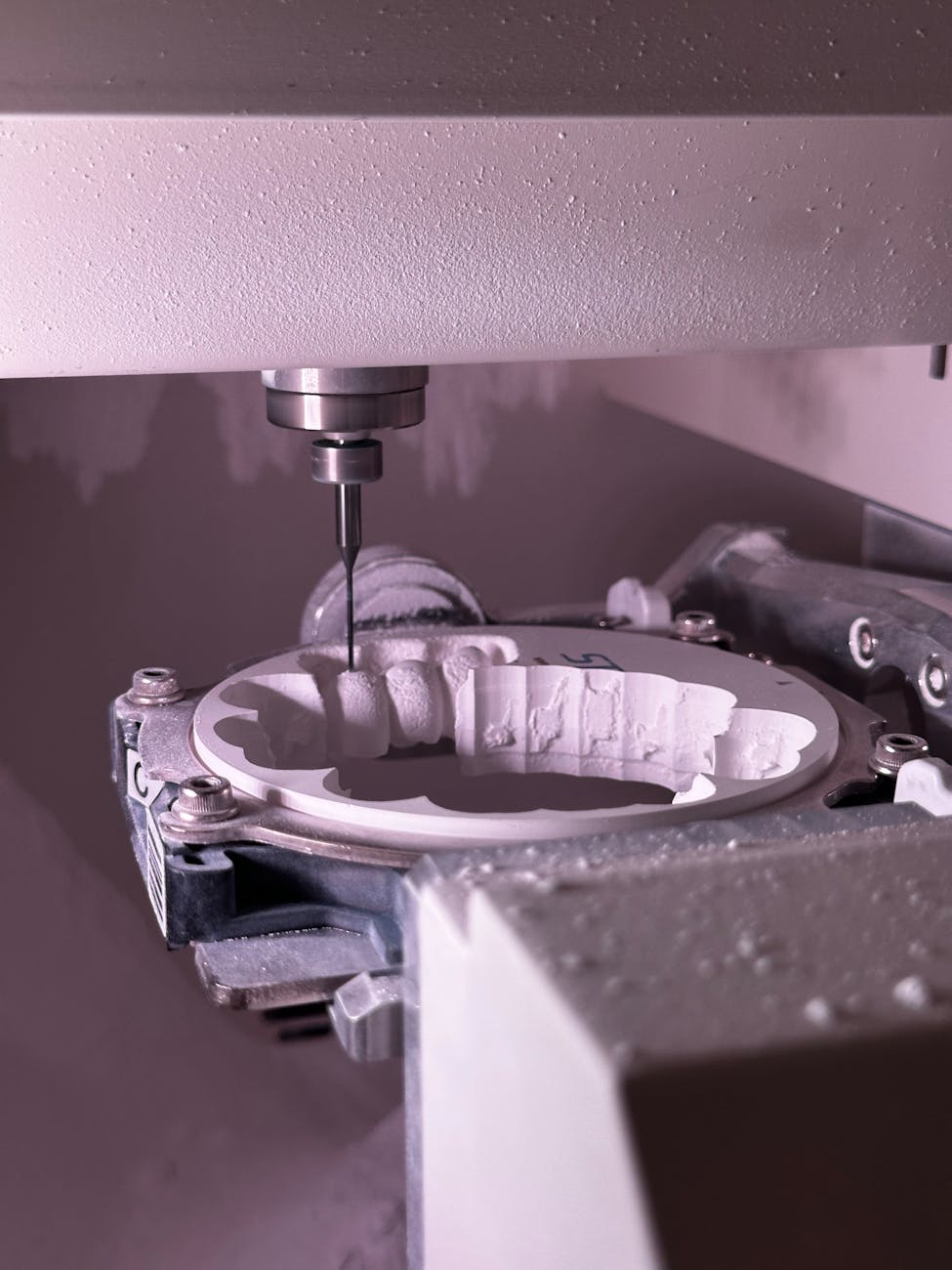 Machine de rectification CNC façonnant un matériau