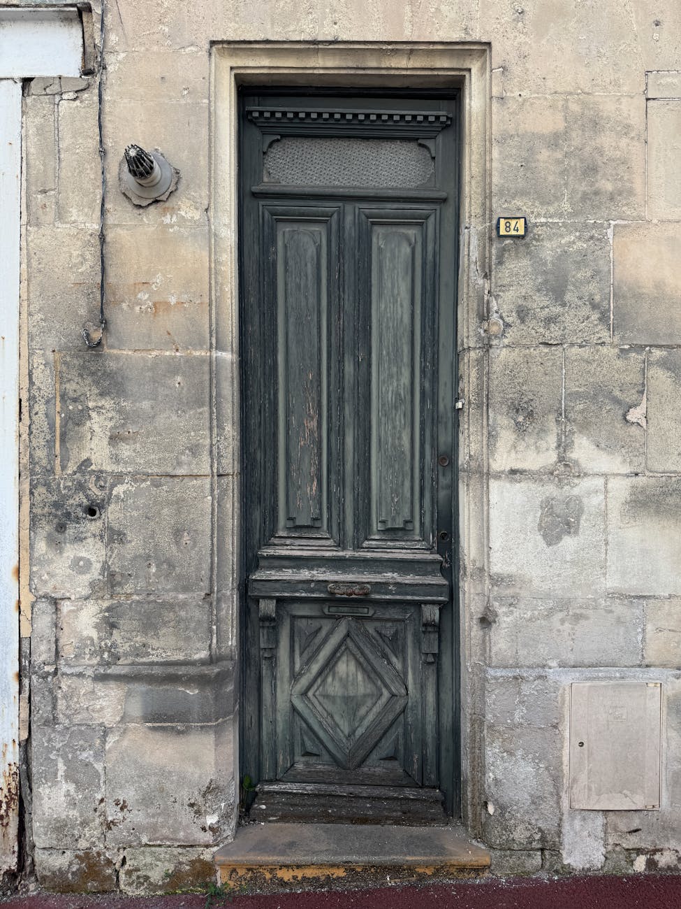 Porte noire sur un bâtiment historique en pierre à Cognac
