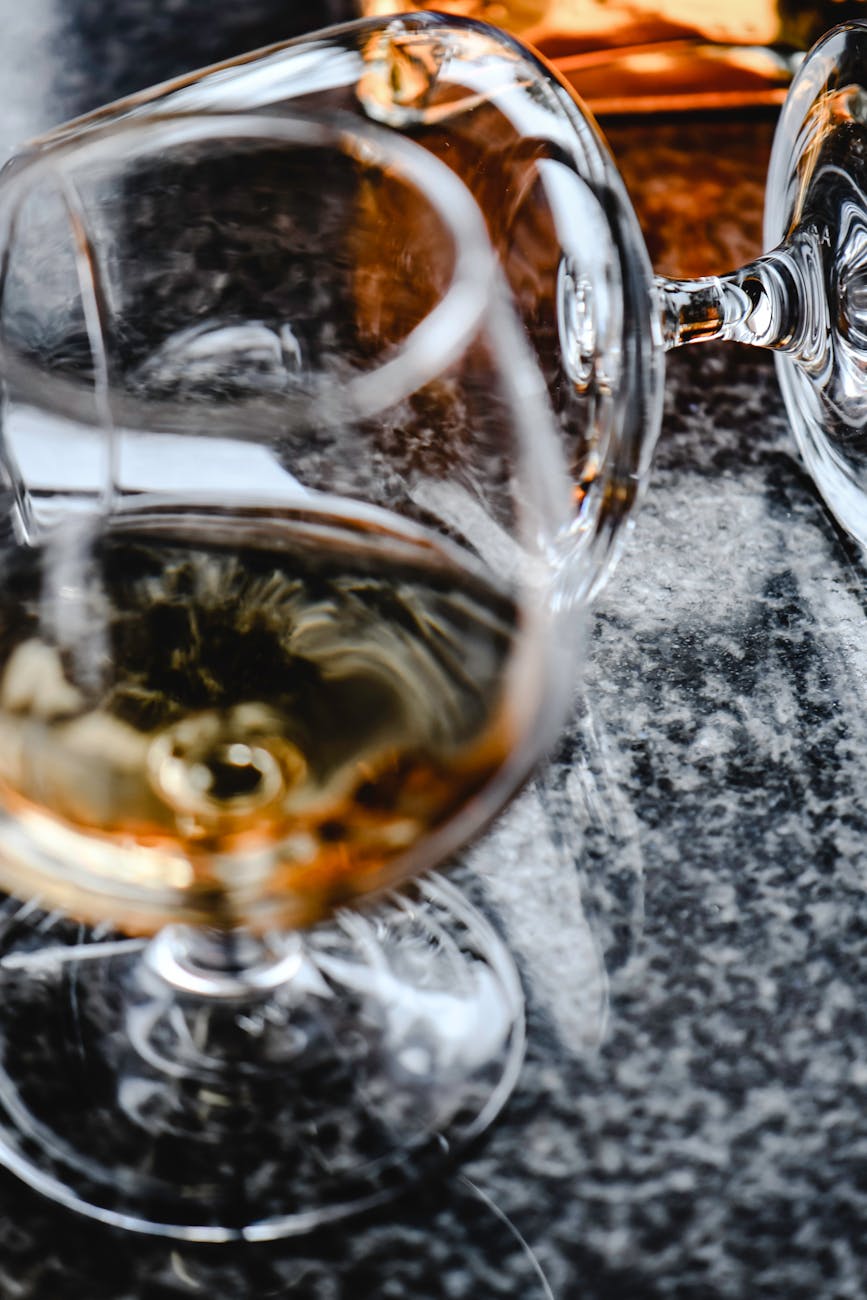 Verres de cognac en gros plan sur une surface de granit, tons ambrés
