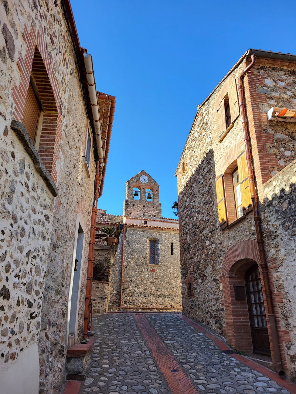 Bâtiments médiévaux en pierre dans un village d'Occitanie