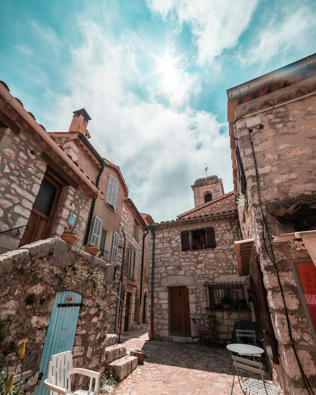 Rue de village en pierre avec architecture historique en Occitanie