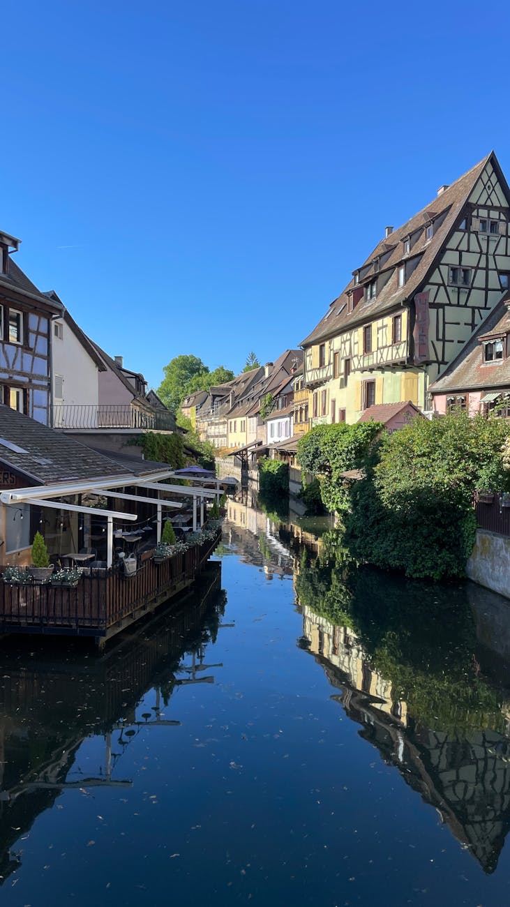 Canal de la Petite Venise à Colmar avec maisons à colombages