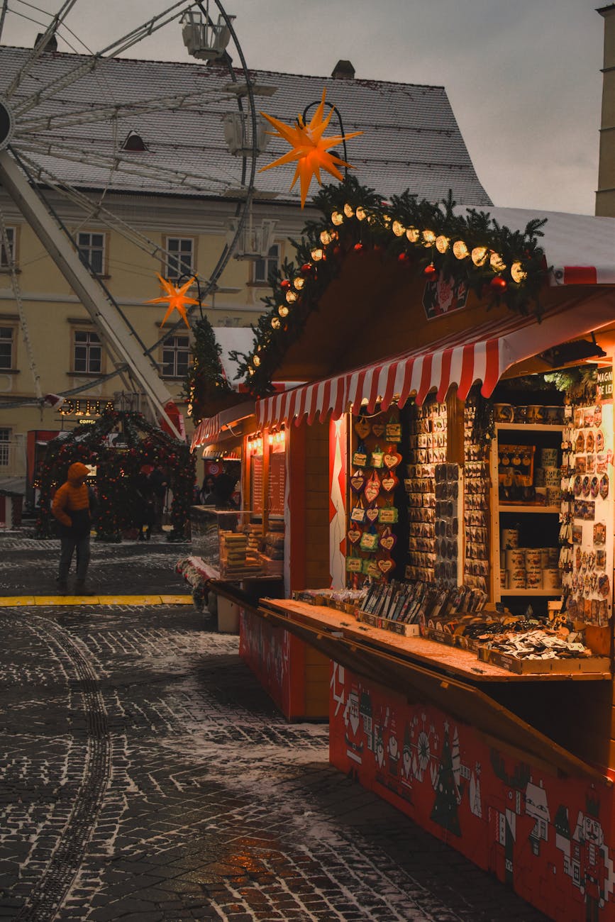 Stands illuminés d'un marché de Noël au crépuscule