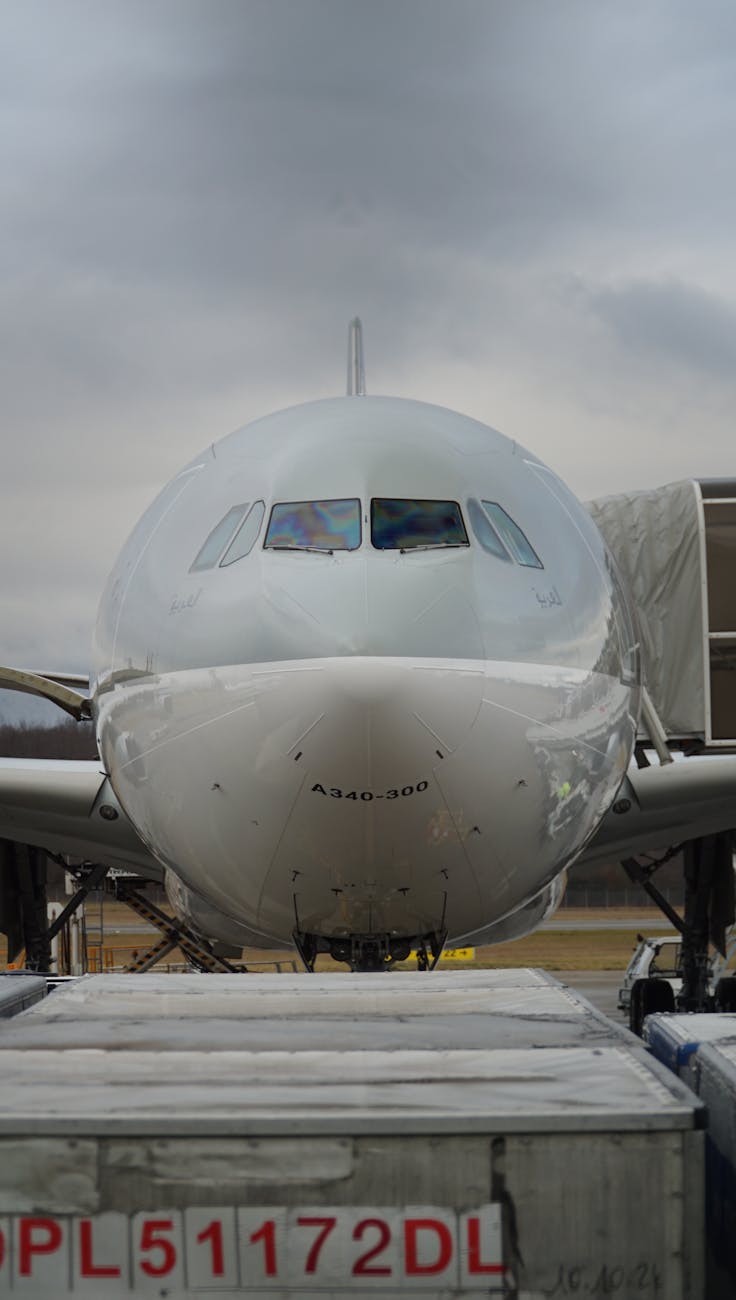 Avant d'un A340-300 stationné sur tarmac