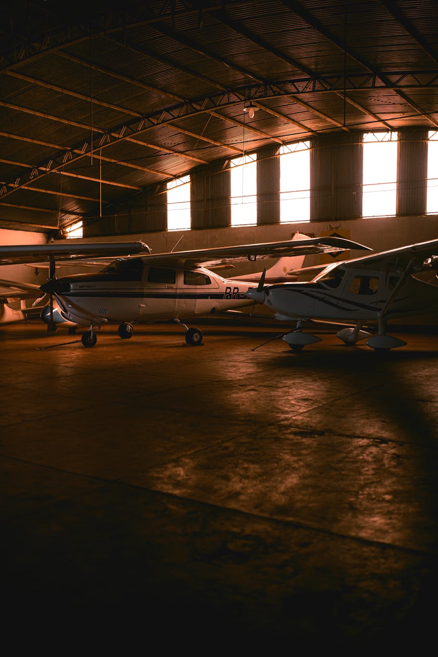 Avions privés stationnés dans un hangar éclairé