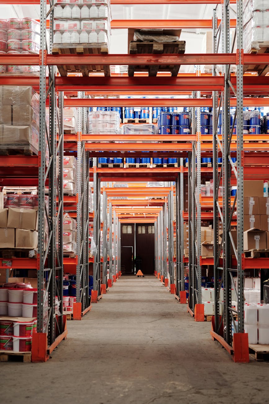 Intérieur d'entrepôt logistique avec rayonnages
