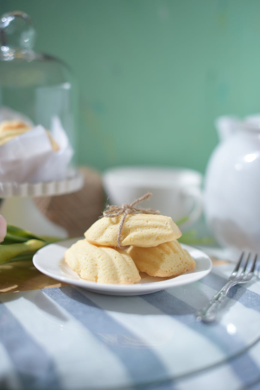 Madeleines dorées sur assiette en faïence